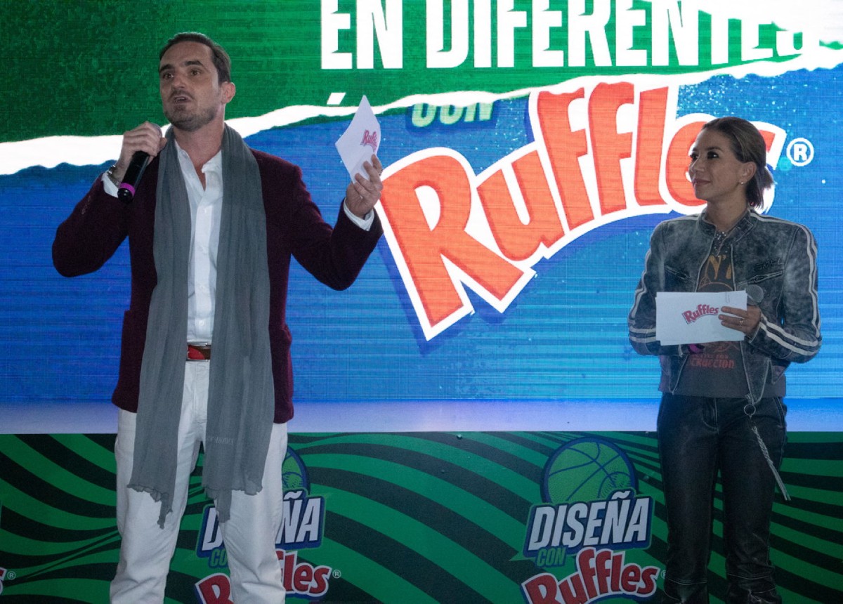 Vasily CasSab y Clara Contreras durante la presentación de ganadores del concurso Diseña con Ruffles