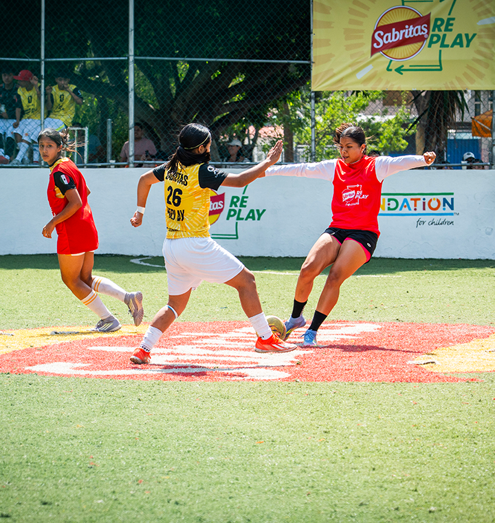 Sabritas RePlay transforma empaques reciclados en canchas sostenibles
