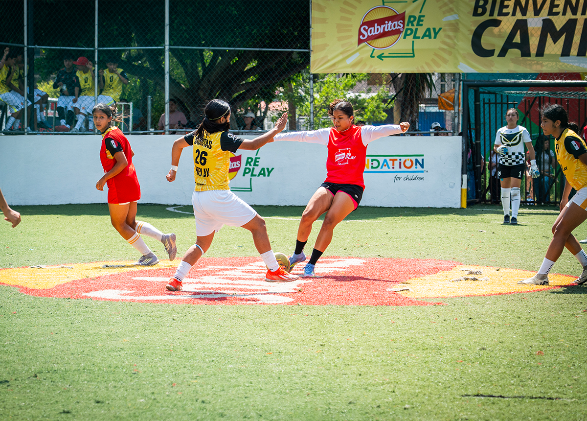Sabritas RePlay transforma empaques reciclados en canchas sostenibles